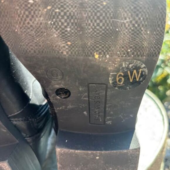 ST. JOHNS BAY BOOTS SIZE 6 W - Picture 8 of 10